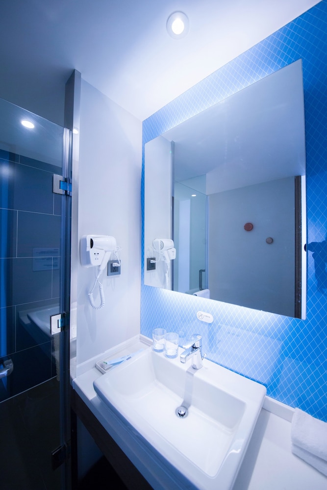 Standard Room, 2 Twin Beds, Sea View photo 2