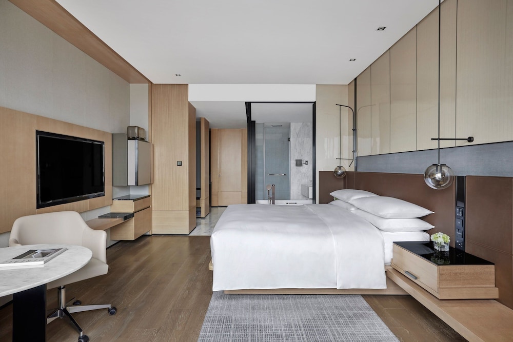 Deluxe Room, 1 King Bed, City View - Photo 1