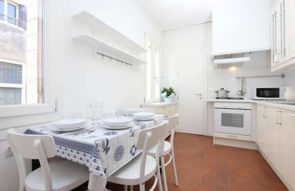 Double Room, Shared Bathroom, City View photo 2