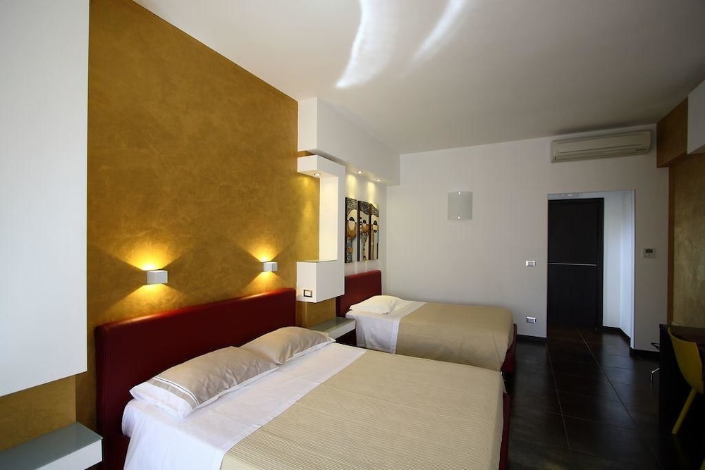 Deluxe Triple Room (302)