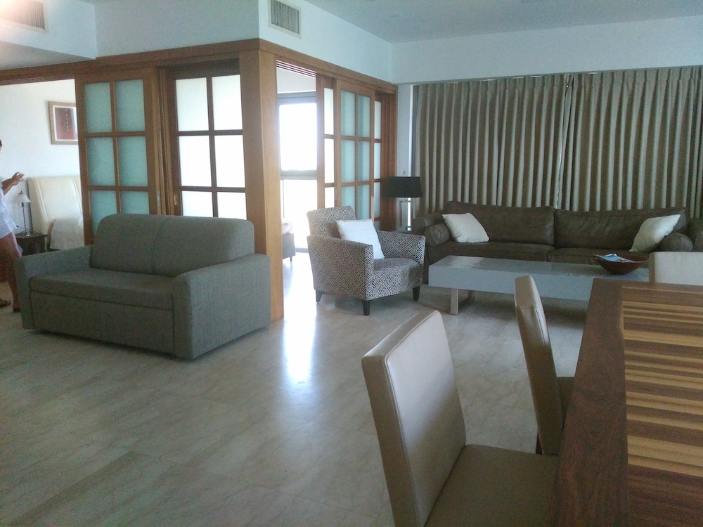 Panoramic Apartment, 2 Bedrooms, Pool Access, Beachfront