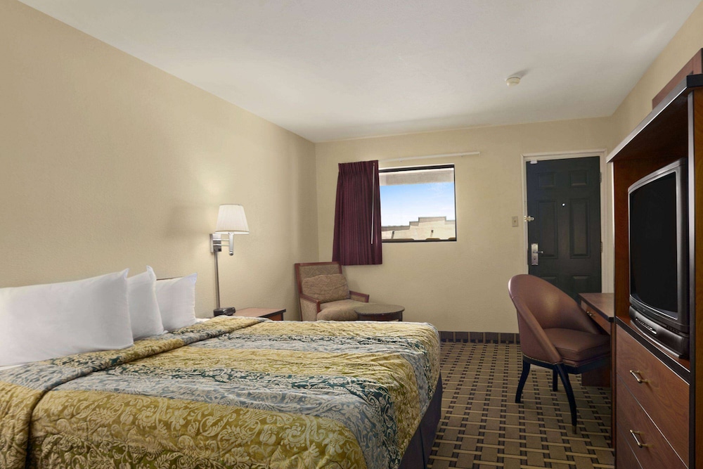 Room, 1 Queen Bed, Smoking - Photo 1