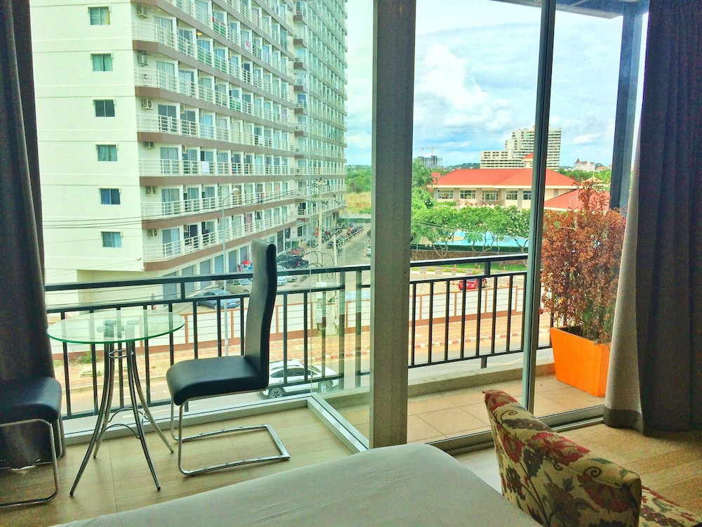 Deluxe Double or Twin Room, 1 King Bed, Balcony, Garden Area photo 2