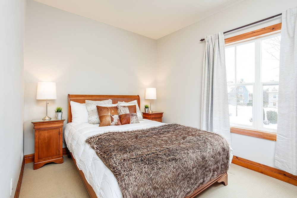 Comfort Townhome, 3 Bedrooms (220 Snowbridge - No Pets Allowed) photo 1