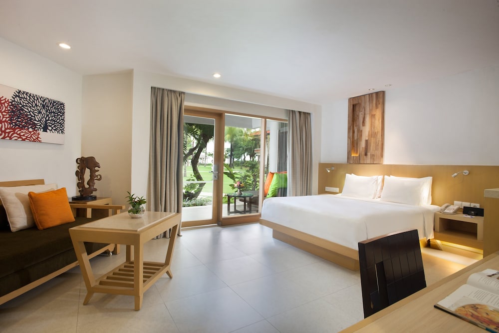 Suite, Multiple Beds, Garden View thumbnail 5