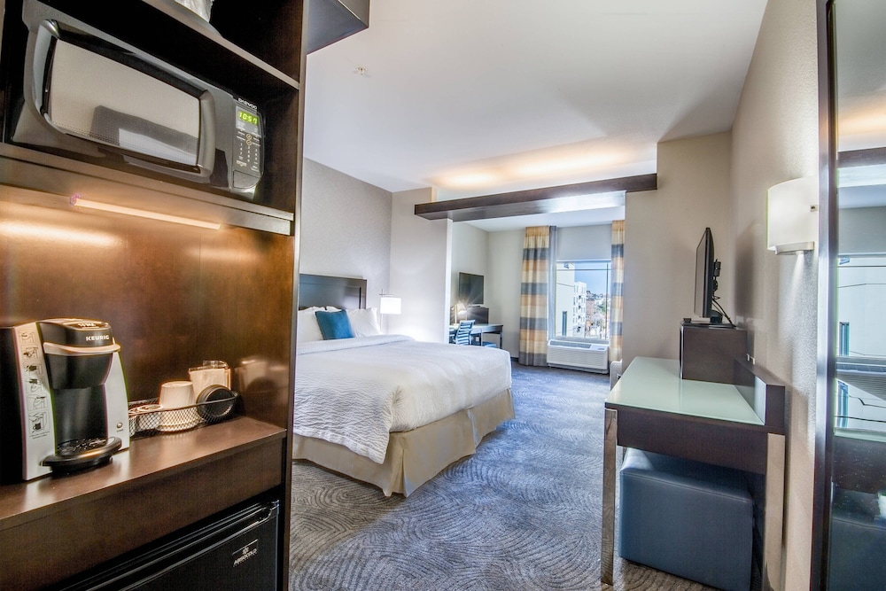 Suite, 1 King Bed with Sofa bed (City View) - Photo 3