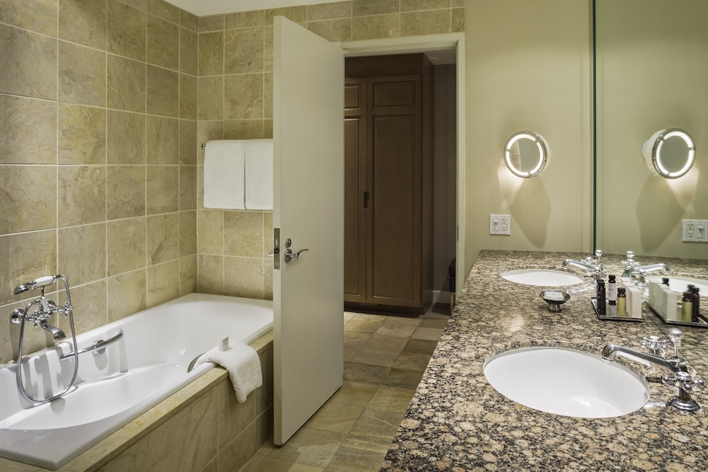 One Bedroom Suite, 1 King Bed - Photo 7