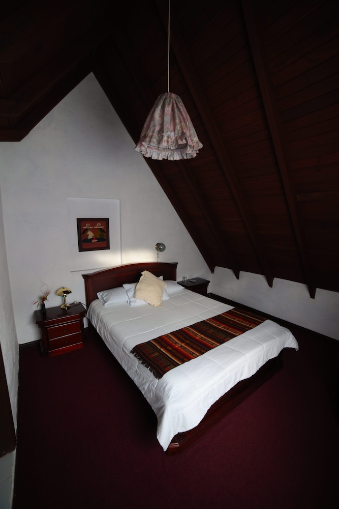 Classic Double Room, 1 Queen Bed, Ensuite, Hill View photo 3