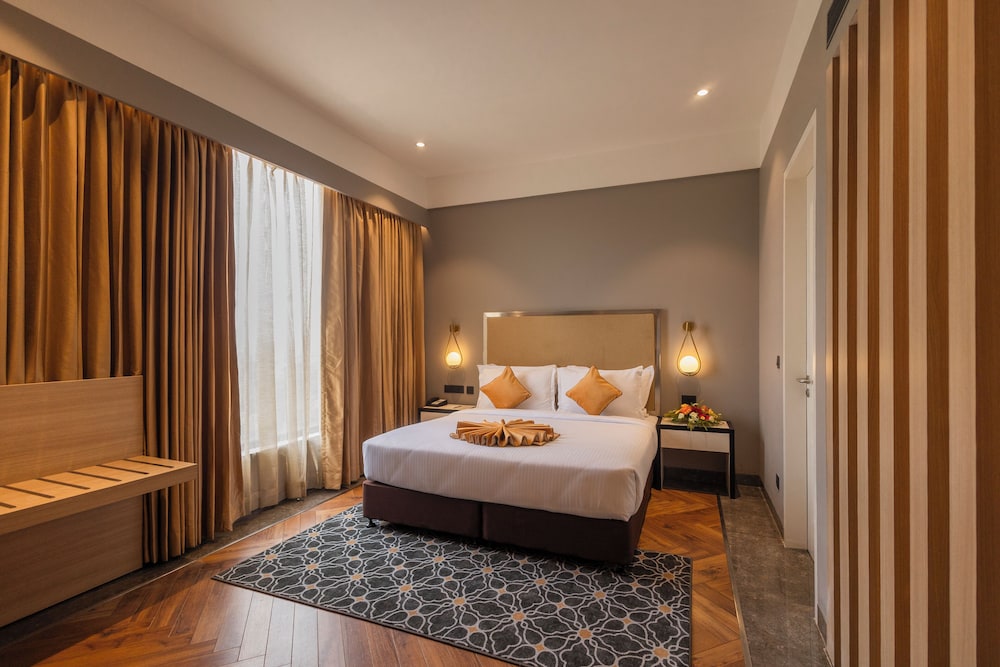 Executive Suite - Photo 2
