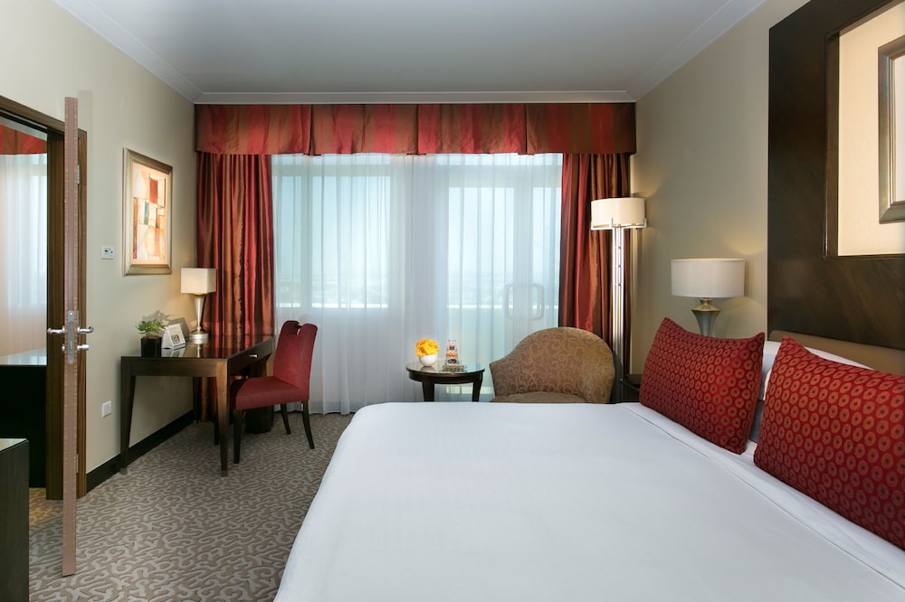 Swiss, Premium Room, 1 King Bed thumbnail 5