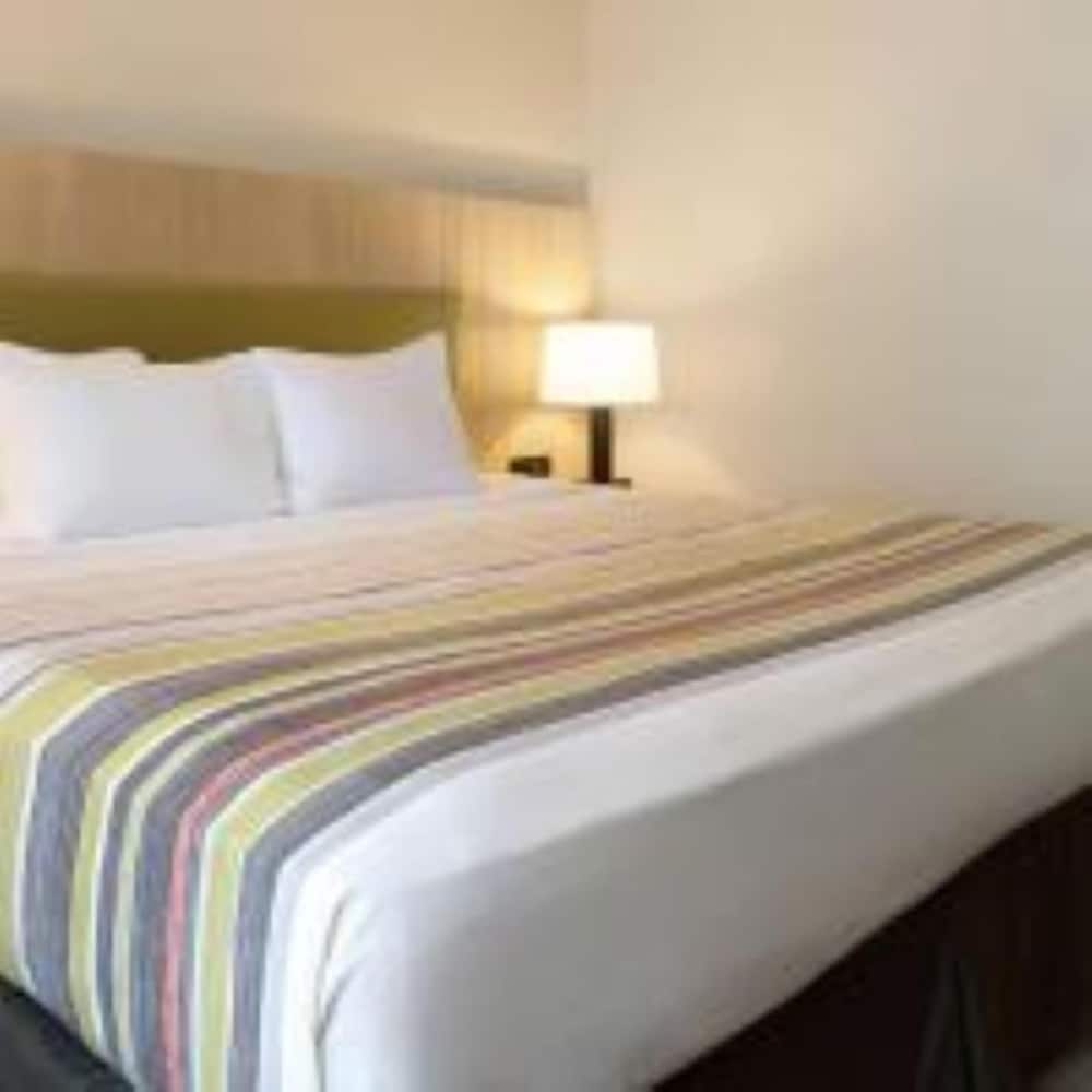 1 King Bed, 1 Bedroom Suite, Deluxe Suite - Photo 2
