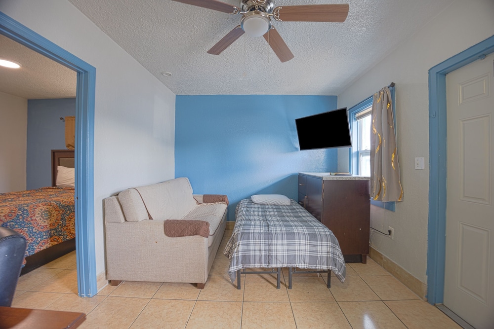 Room, 1 Queen Bed, Non Smoking, Kitchenette photo 2