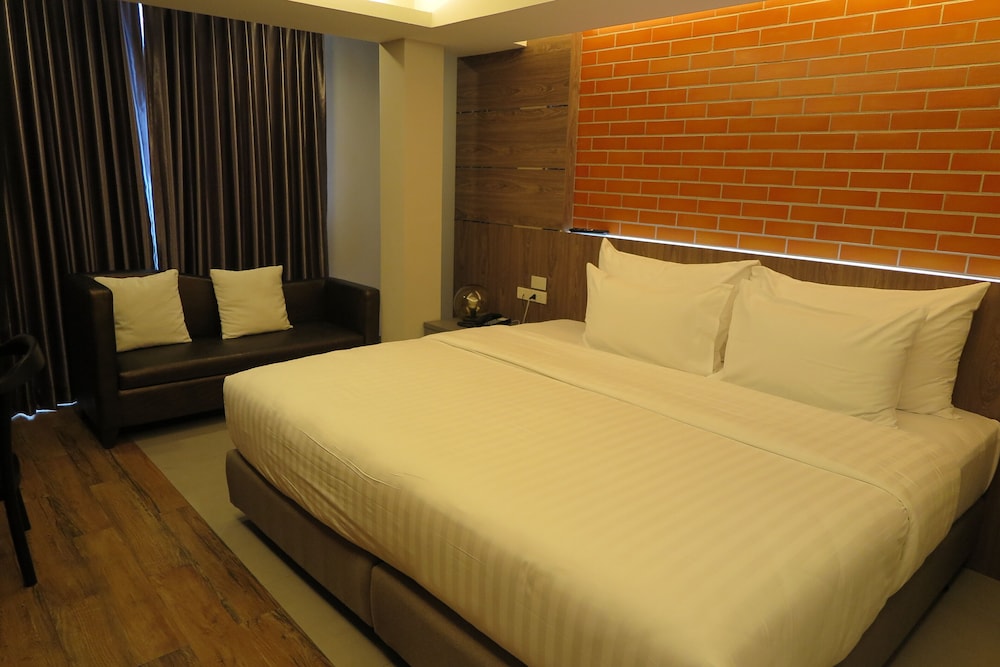 Executive Suite, 2 Bedrooms, Kitchenette, Pool View