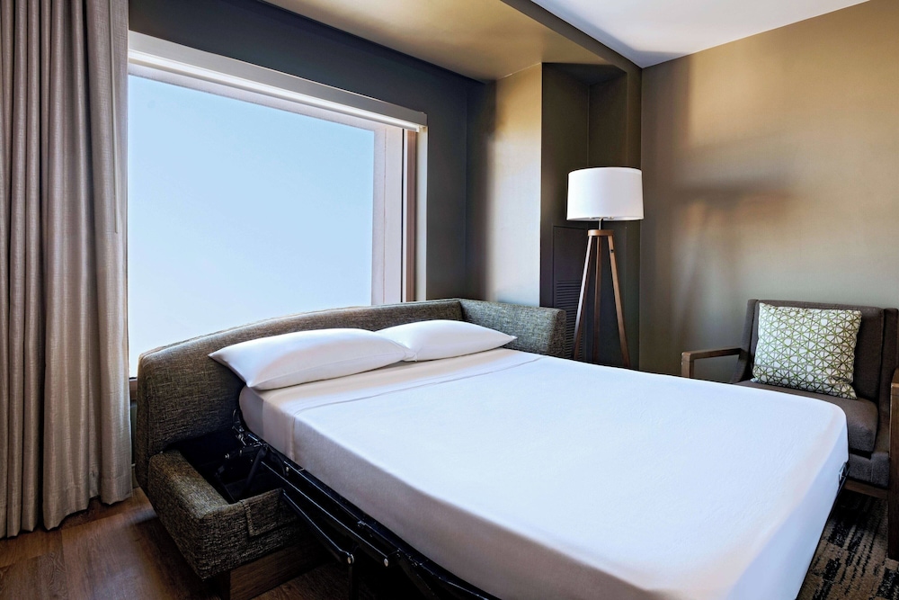 Club Room, 1 King Bed - Photo 3