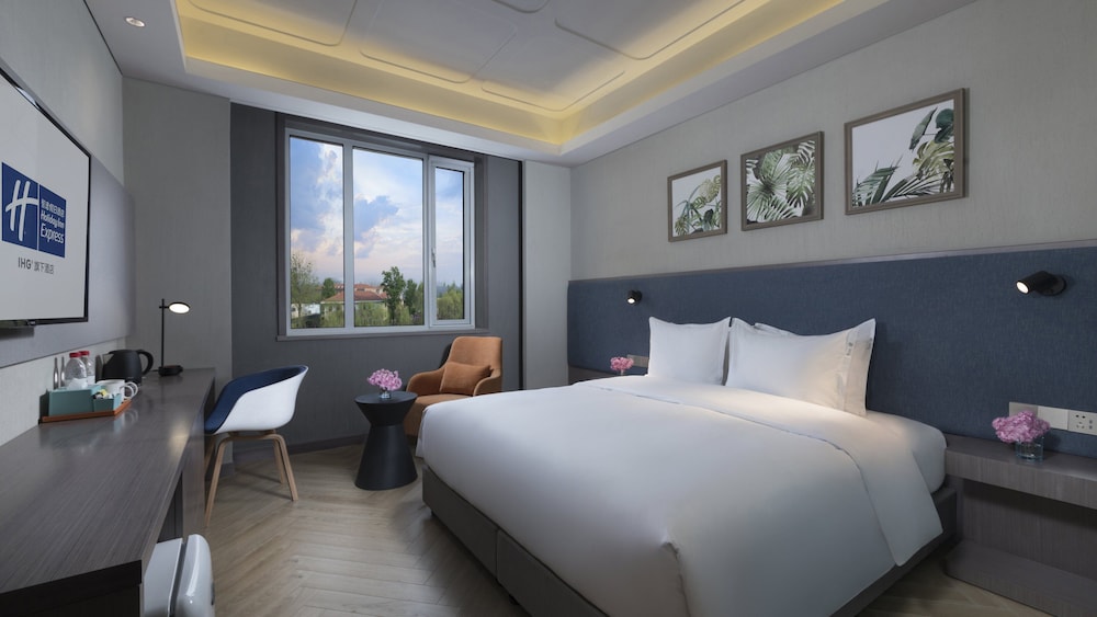 Standard Room, 1 King Bed, Accessible (Courtyard Access) - Photo 5