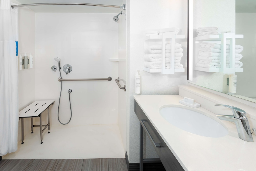 Modern King Accessible Room with Roll-In Shower - Photo 2