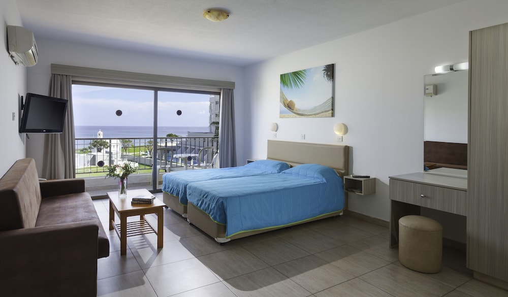 One Bedroom Apartment Inland View
