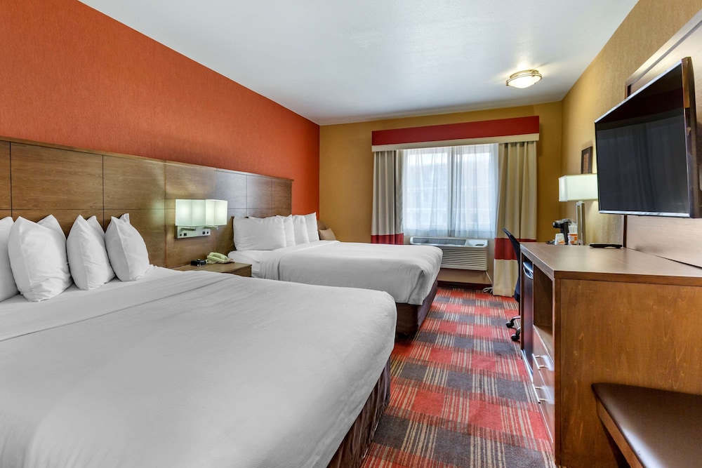 Suite 2 Queen Beds, Sitting Area, Sofa, Wet Bar, Balcony, Non-Smoking - Photo 1