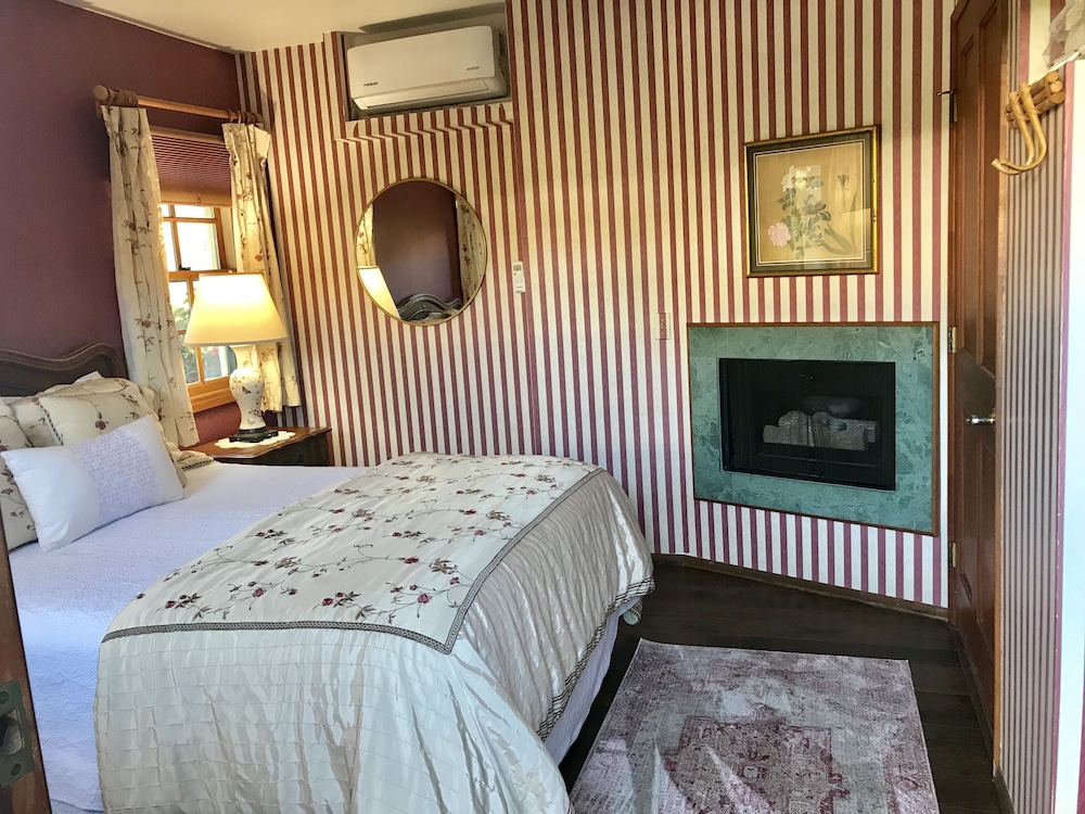 Room, Private Bathroom (Jacaranda Room)
