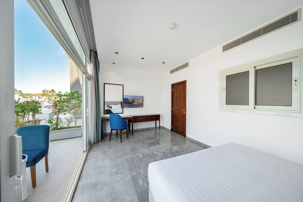 Standard Suite, 1 Queen Bed with Sofa bed, Non Smoking, Sea View - Photo 3