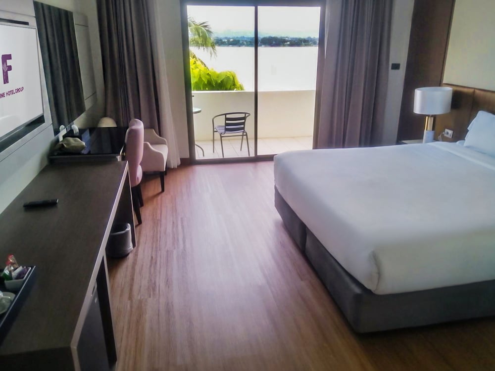 Superior Room, 1 King Bed, River View photo 3