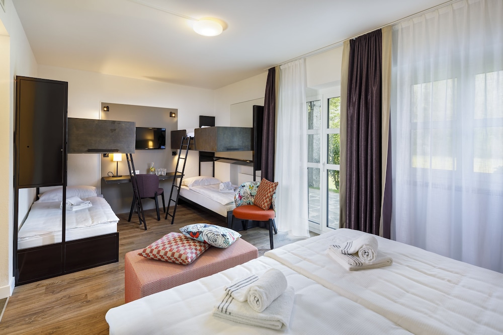 Family Room, Air conditioning (1 King Bed and 2 Bunk Beds)