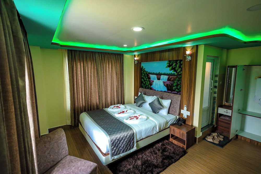 Deluxe Room, 1 King Bed, Smoking, Mountain View photo 1