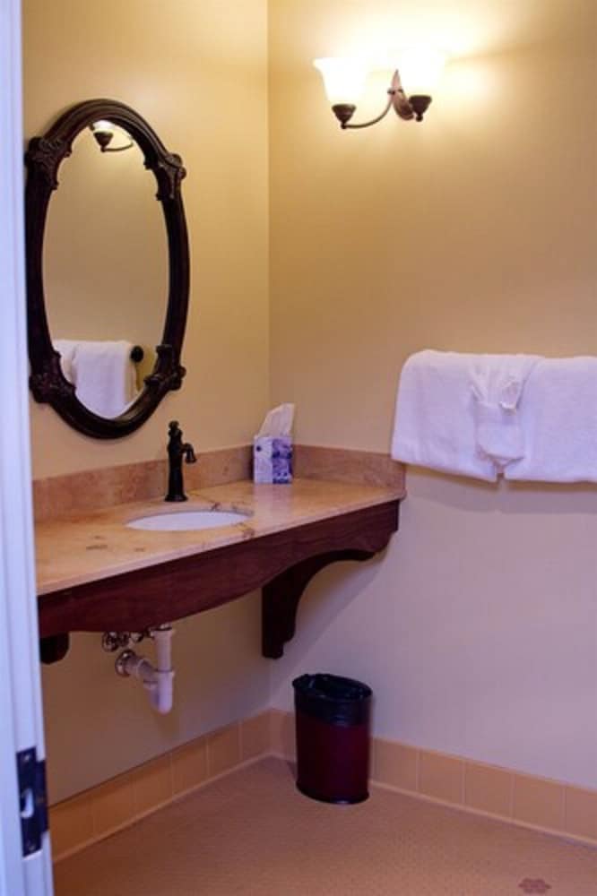 Suite, 1 King Bed, Balcony photo 3