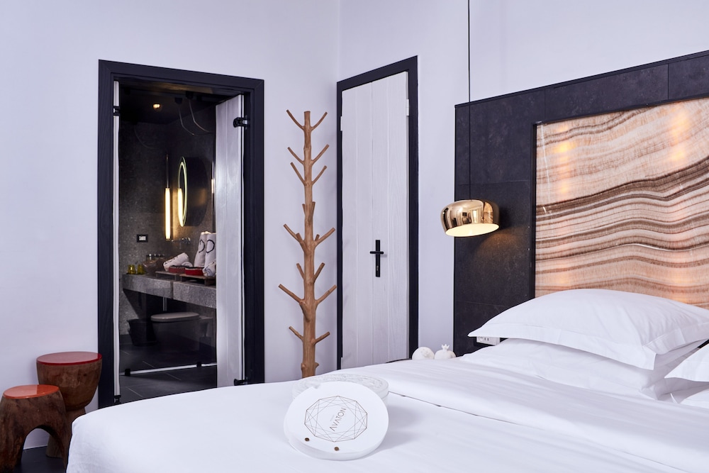 Room, 1 King Bed, Sea View (Pure) photo 2