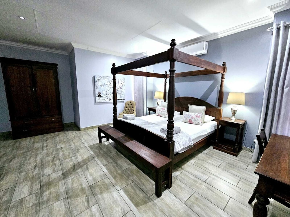 Deluxe Room, 1 King Bed photo 2