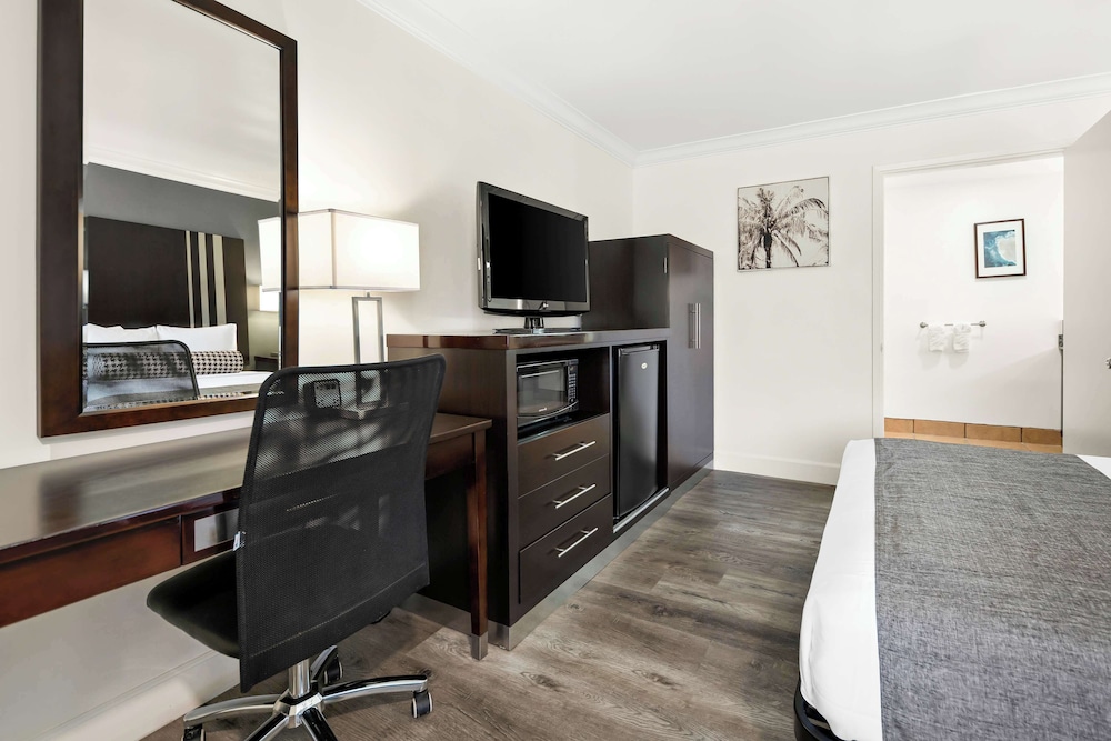 Standard Room, 1 Queen Bed, Accessible, Bathtub photo 1