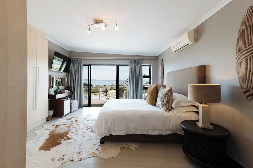 Standard Room, 1 Queen Bed, Bay View photo 1
