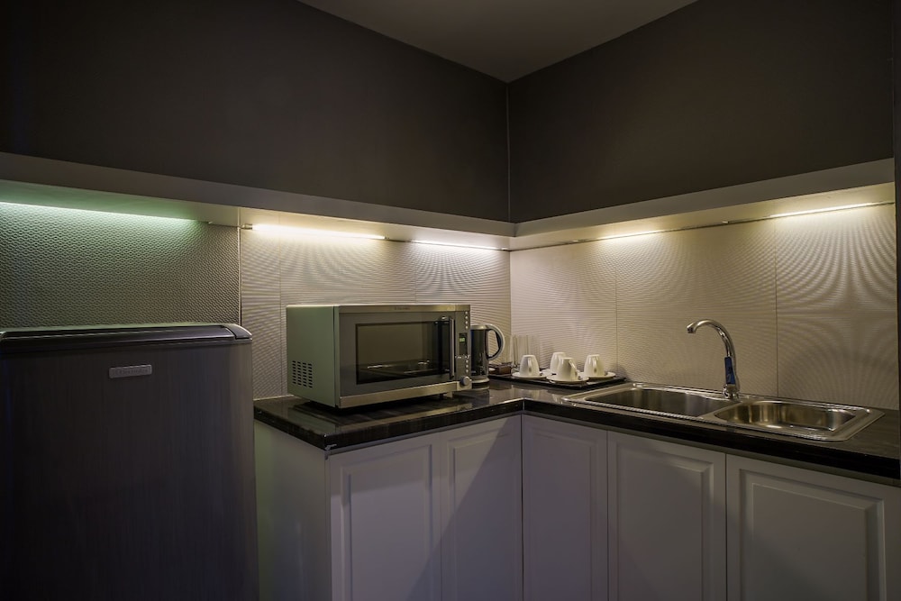 Prominent Suite - Photo 15