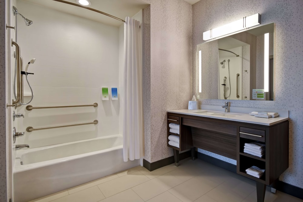 Suite, 1 Queen Bed, Accessible, Bathtub (Mobility & Hearing)