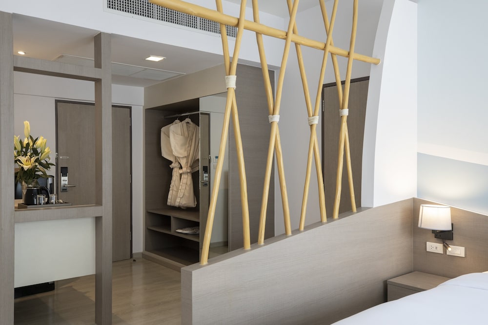 Junior Suite, 1 King Bed - Photo 3