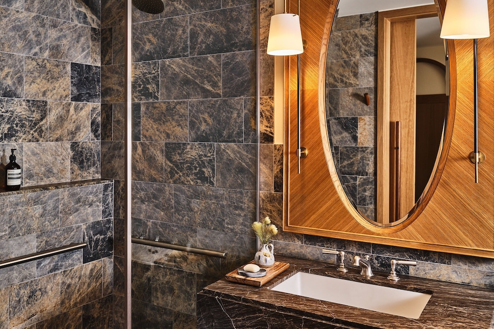 Proper Balcony Suite - Photo 8