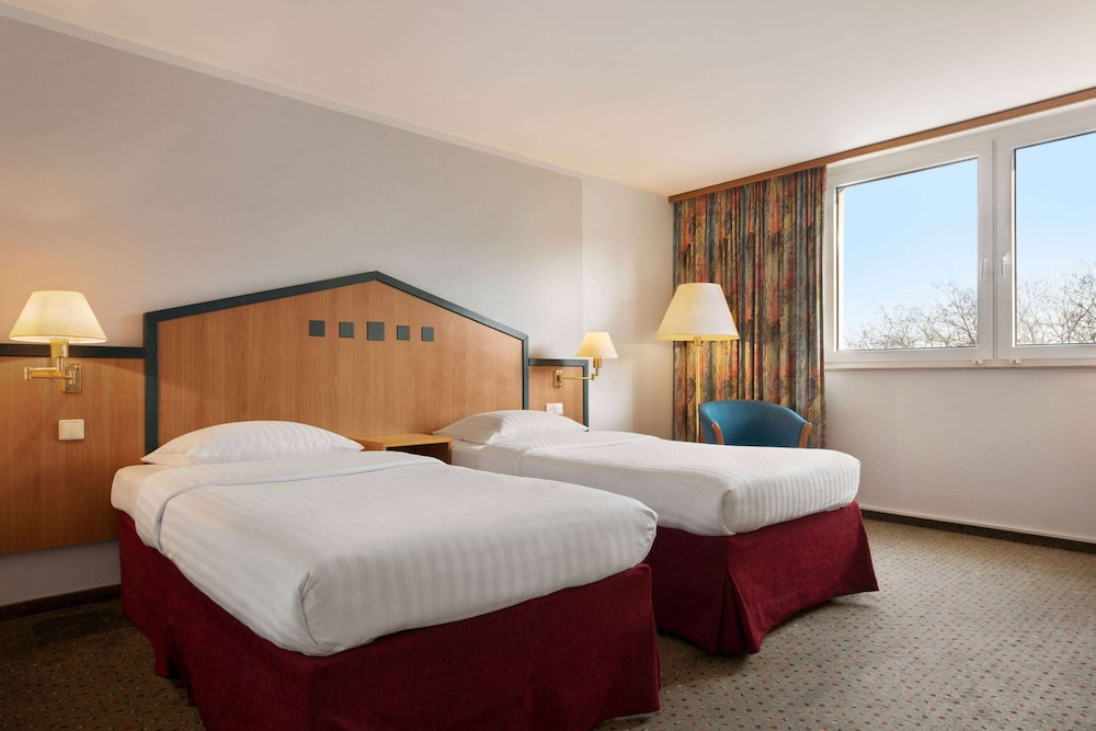 Standard Room, 1 King Bed, Non Smoking - Photo 1