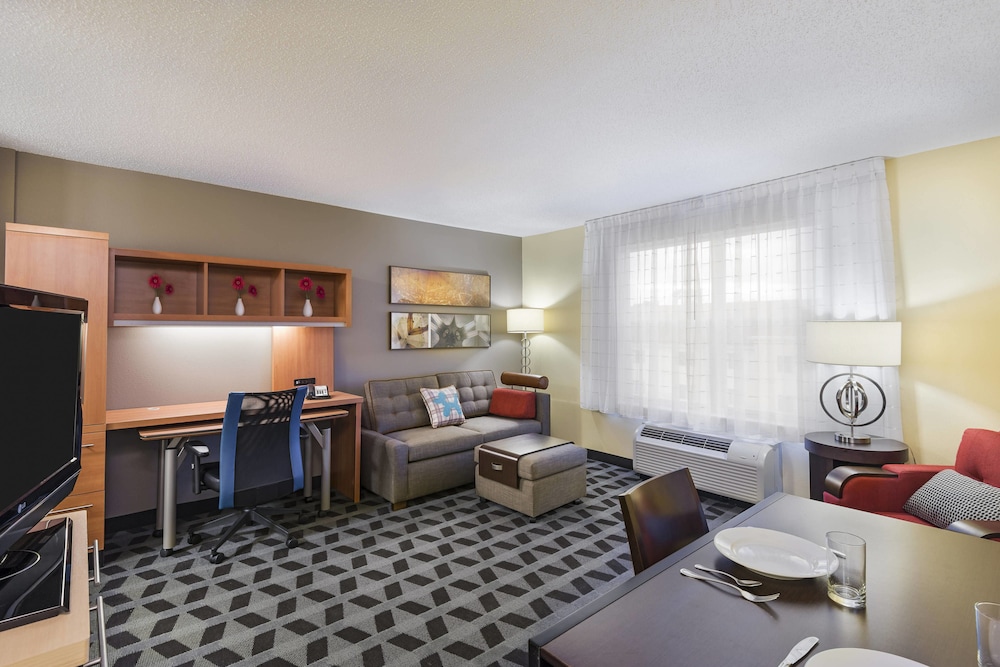 Studio, 1 Queen Bed (Mobility Accessible, Roll-In Shower) photo 2