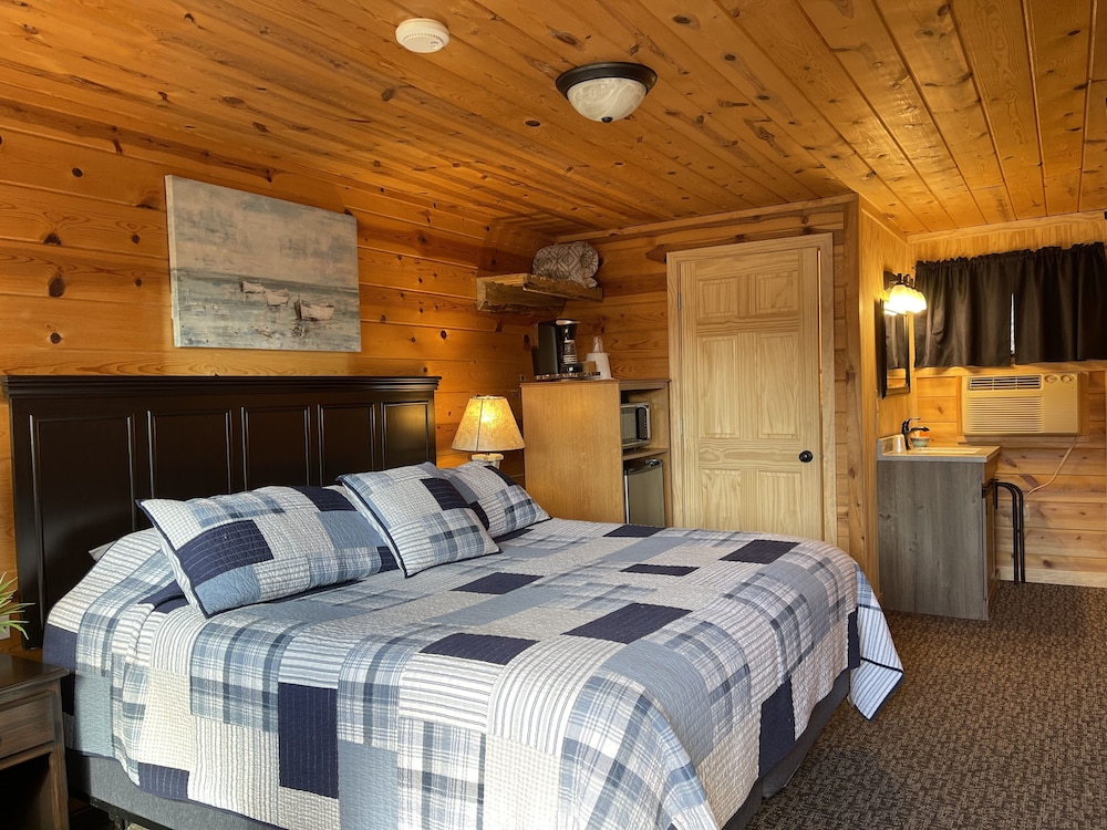 Classic Single Room, 1 King Bed, Refrigerator & Microwave, Hill View photo 2