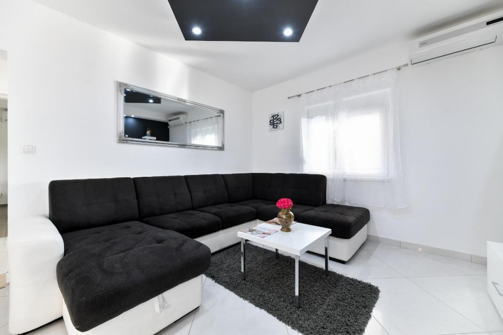 Villa photo 1