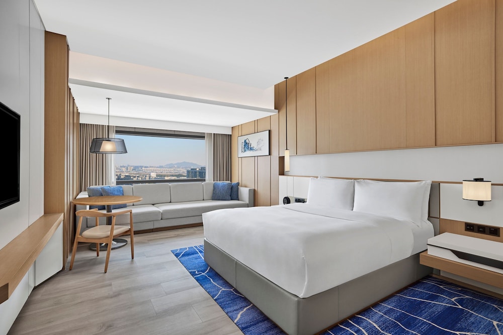 Premier Room, 1 King Bed, City View - Photo 1