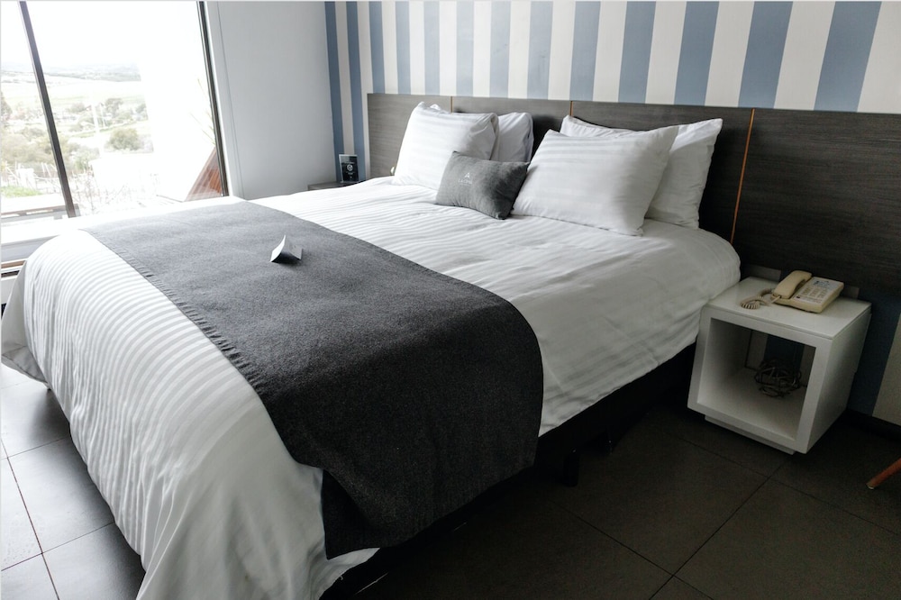 Standard Single Room, 1 King Bed photo 3