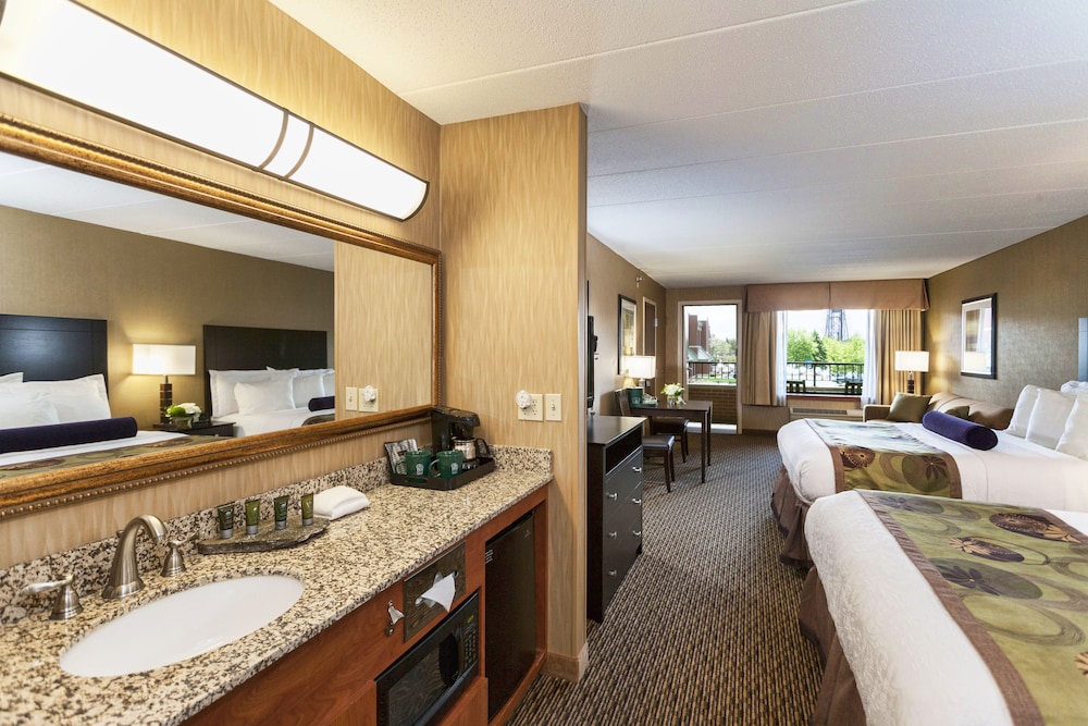 Deluxe Room (2 Queens with Sofa bed, City View) photo 1