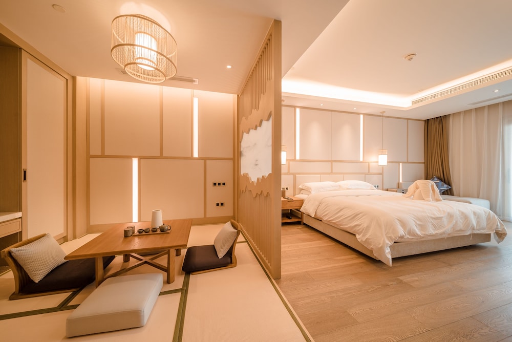 Comfort Room, 1 King Bed, Patio, Mountainside