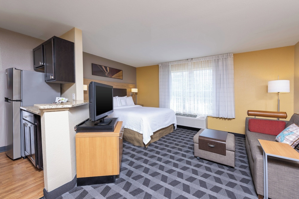 Studio, 1 Queen Bed with Sofa bed (Mobility Accessible, Roll-in Shower) - Photo 1