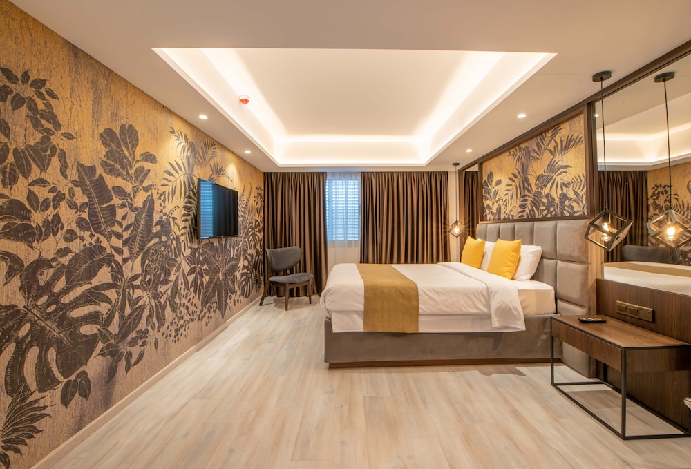 Deluxe Suite, 1 King Bed - Photo 16