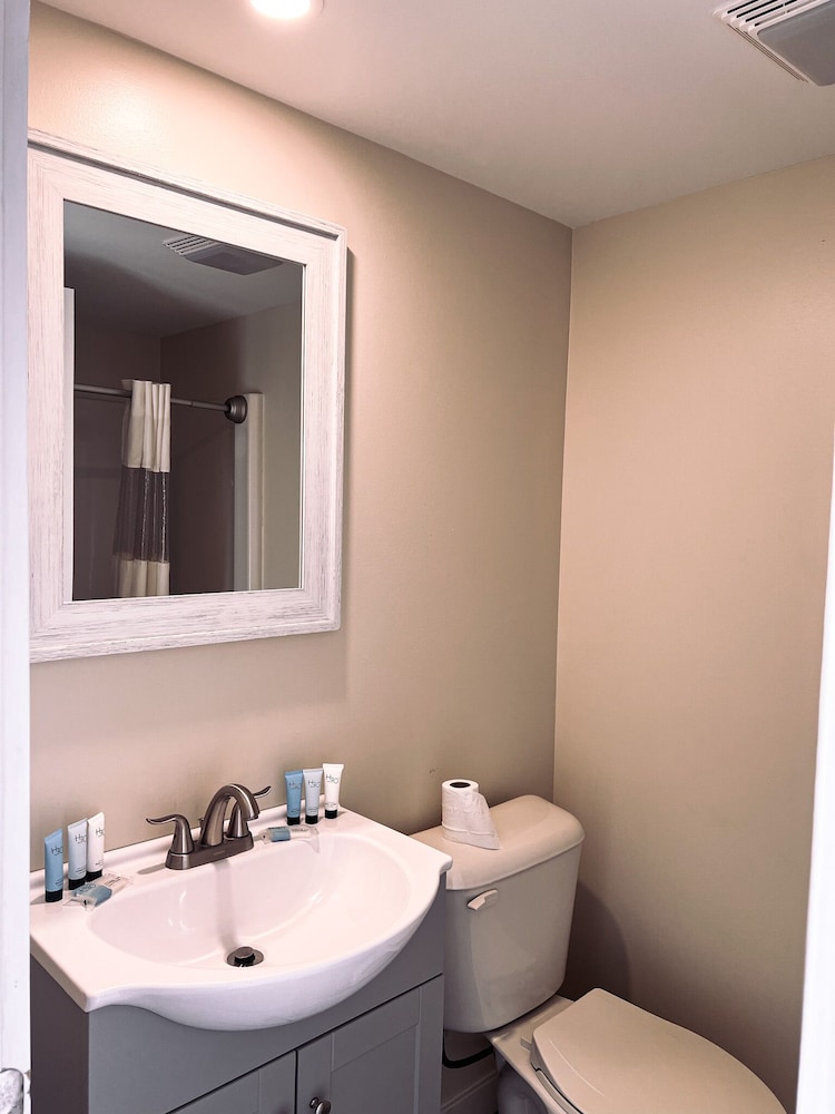 Best Value Room, 2 Queen Beds - Photo 2