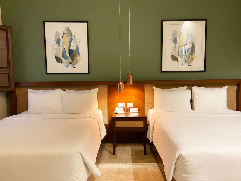 Luxury Room, 2 Queen Beds, Pool View - Photo 1