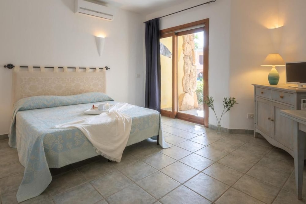Apartment, 1 Bedroom, Balcony, Pool View photo 2