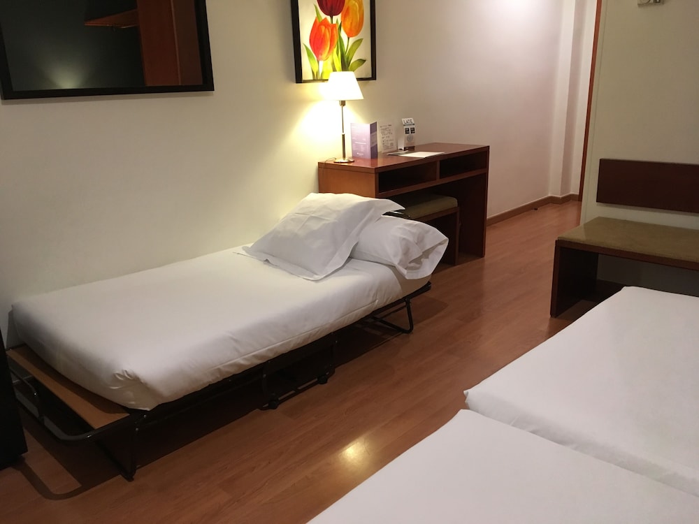 Room (3 adults Extra Bed) - Photo 4